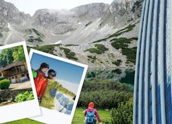 zwei Polaroid Bilder mit einem Mann und einer Frau in den Bergen vor einem Tal