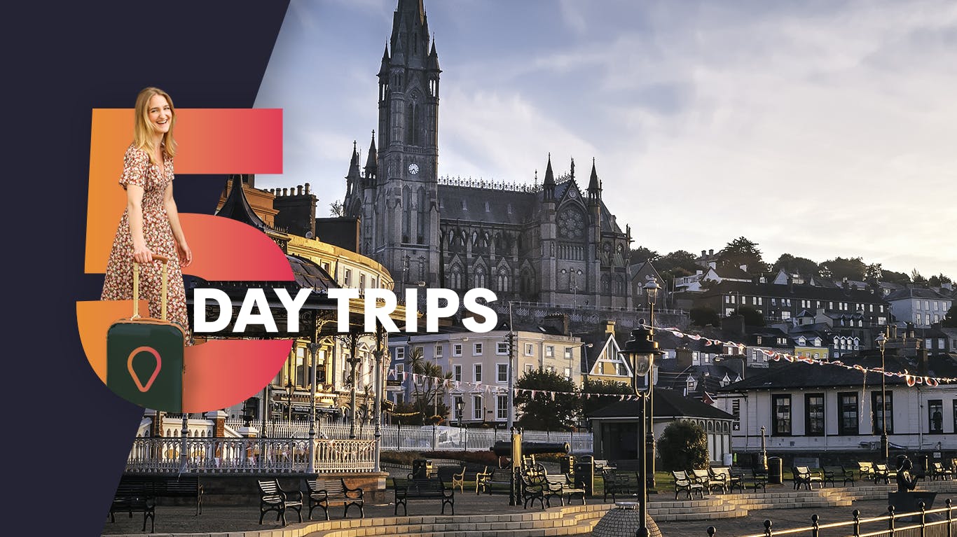 Slogan 5 day trips neben einer fünf und im Hintergrund Dublin