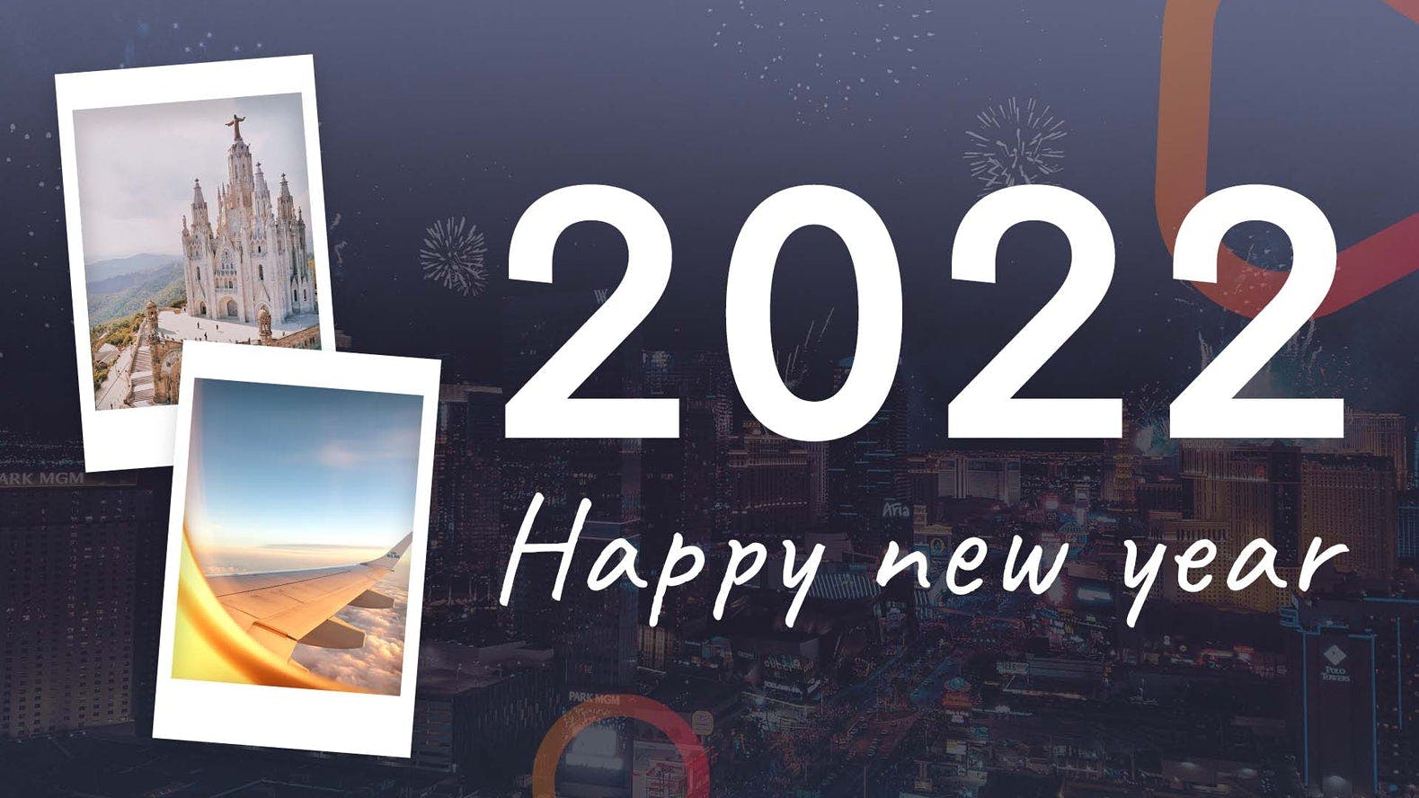 Jahr 2022 und Slogan happy new year mit zwei Polaroid Bildern von einem Flugzeug und einer Sehenswürdigkeit