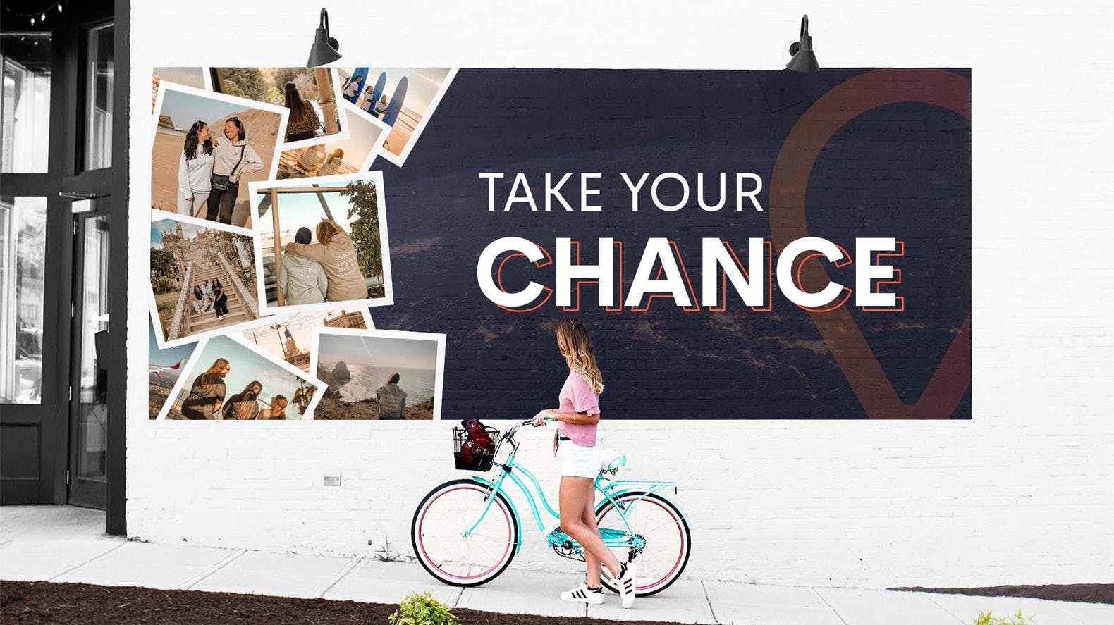 Mädchen schiebt ein blaues Fahrrad vor einer weißen wand, auf der Take your chance steht