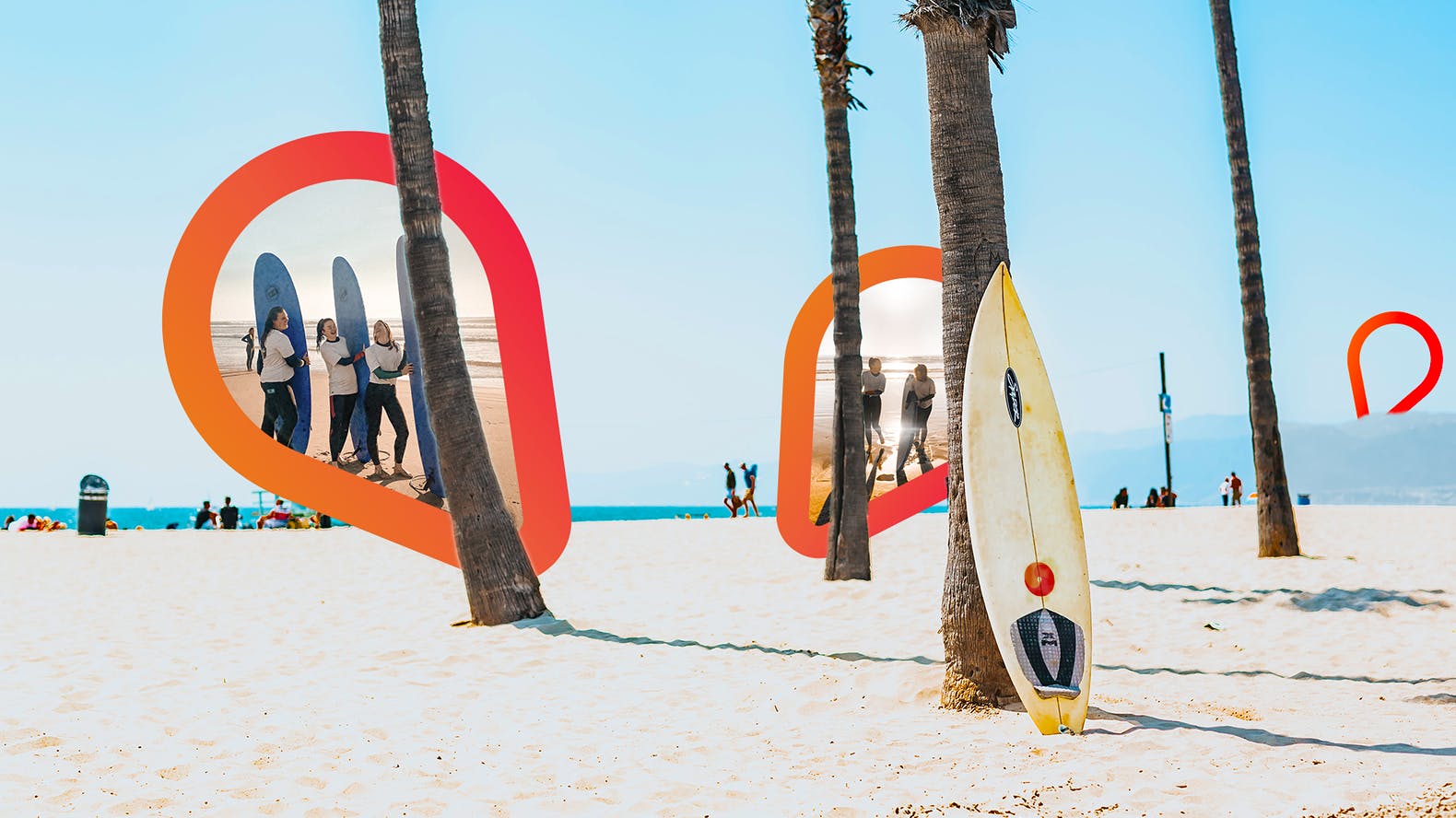 Surfboard unter Palmen and einem Strand