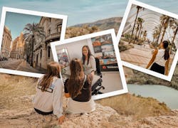 zwei Mädchen sitzen auf einer Klippe und darüber kleine Bilder von Valencia und einem Mädchen unter Palmen