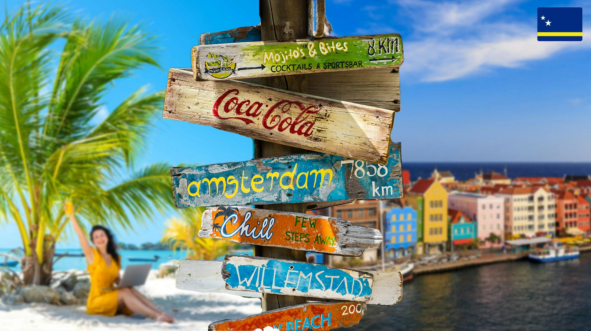 Huisjes in Willemstad tijdens zonsondergang, Curaçao aan de rechterkant. Aan de linkerkant een vrouw op het strand bij een palmboom