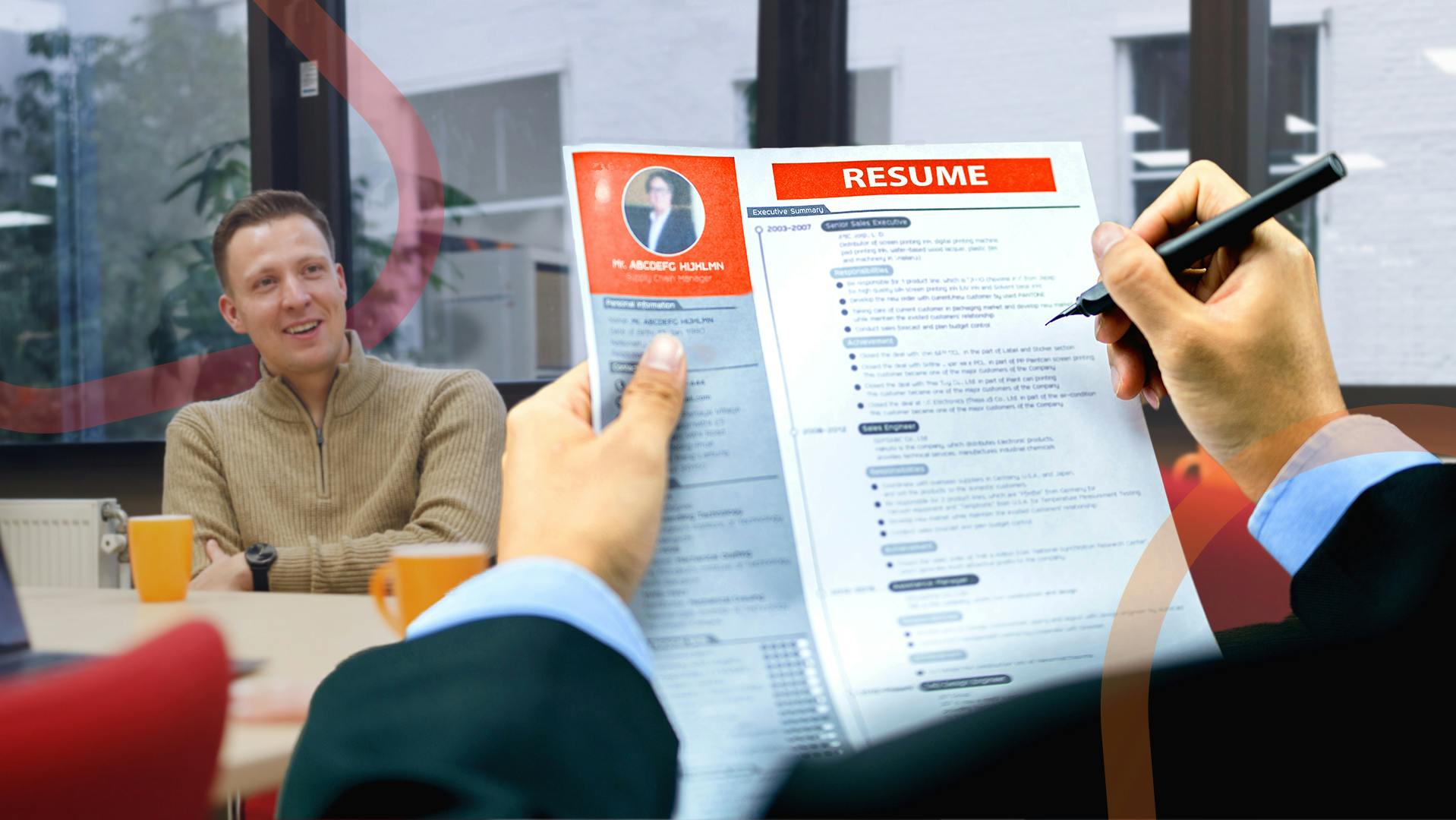 Curriculum Vitae van de sollicitant word besproken tijdens z'n sollicitatiegesprek