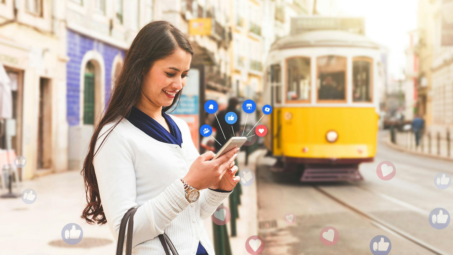Een persoon die op z'n telefoon door Facebook scrolt
