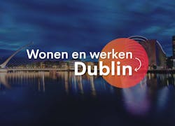 Wonen en werken in Dublin als tekst. daarachter zie je Berlijn in de nacht