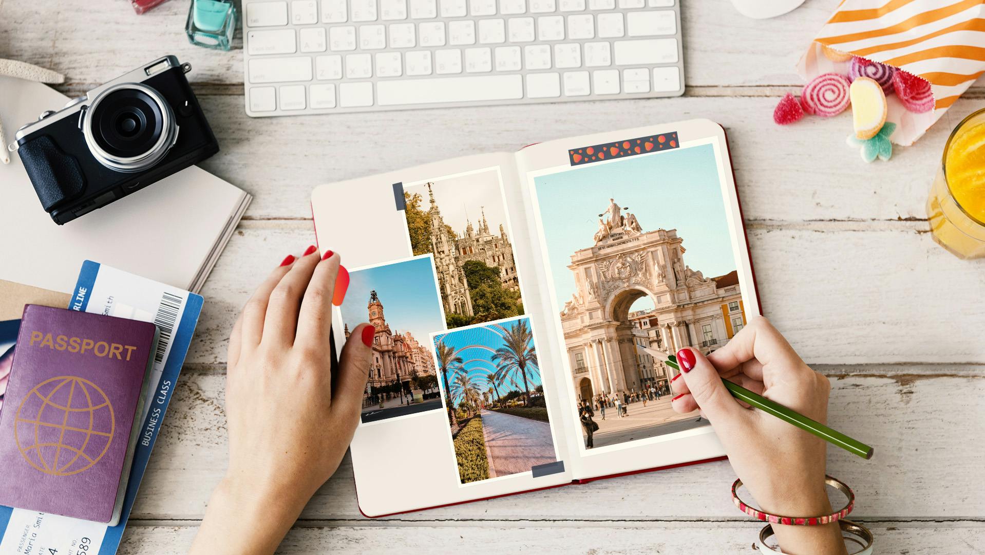 Een travel journal die op tafel ligt en waar foto's in geplakt worden