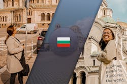 zwei Mädchen vor histroischem Gebäuden und dazwischen die Flagge von Bulgarien