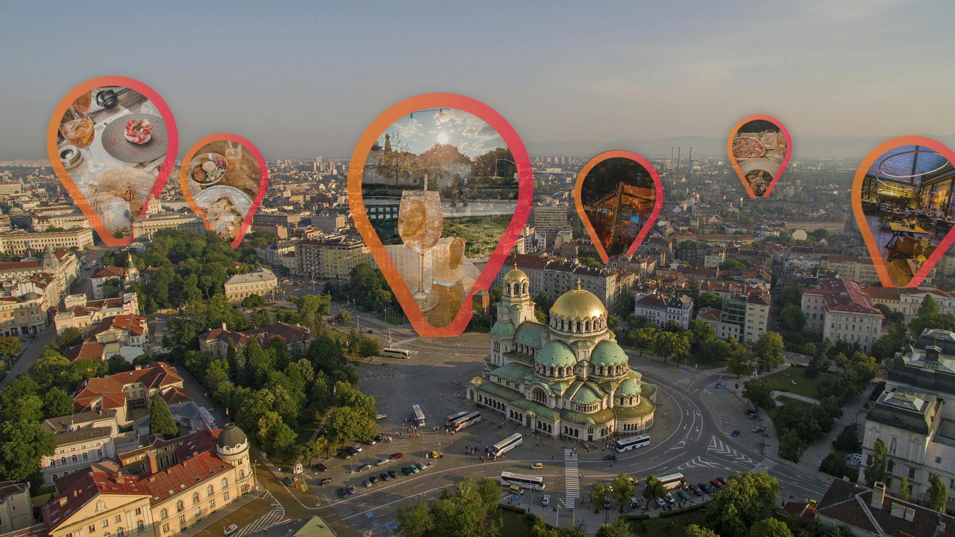 ein historischer Platz in Sofia mit kleinen Standortzeichen drumherum