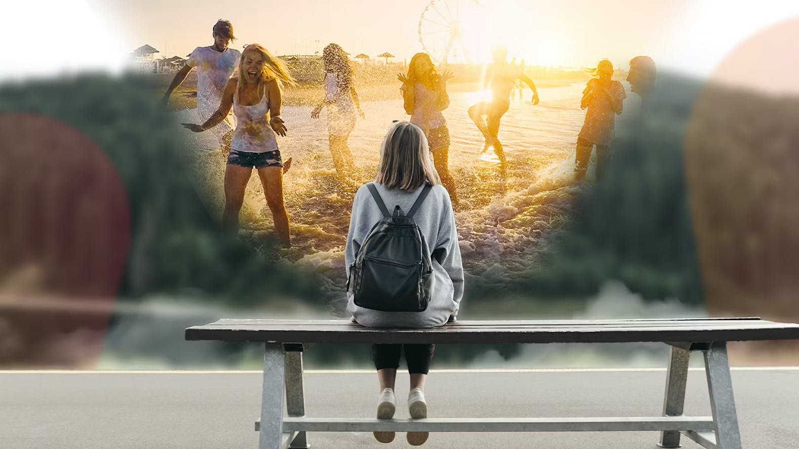 Mädchen sitzt auf einer Bank mit grauem Hintergrund und guckt auf Leute am Strand