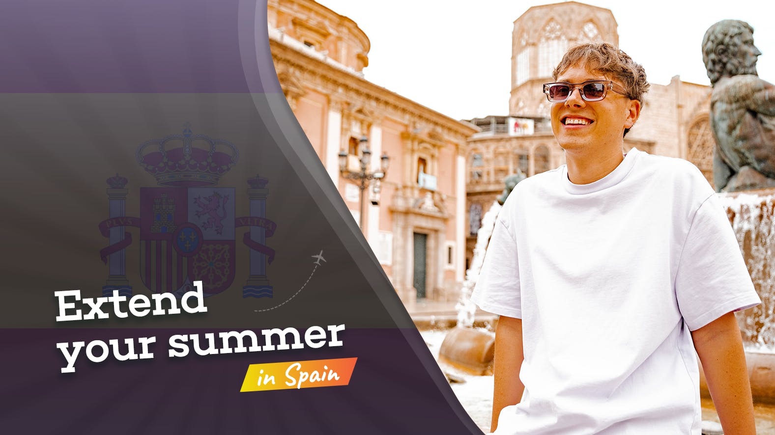 Junge in weißem T-Shirt mit Sonnenbrille vor historischem Gebäude neben Slogan extend your summer