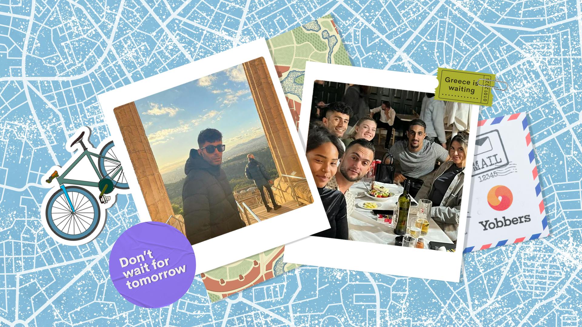 Twee polaroid foto's met een groep aan tafel en de ander met een man met een zonnebril met op de achtergond bergen. Achter de foto's een sticker van een fiets en een blauwe kaart