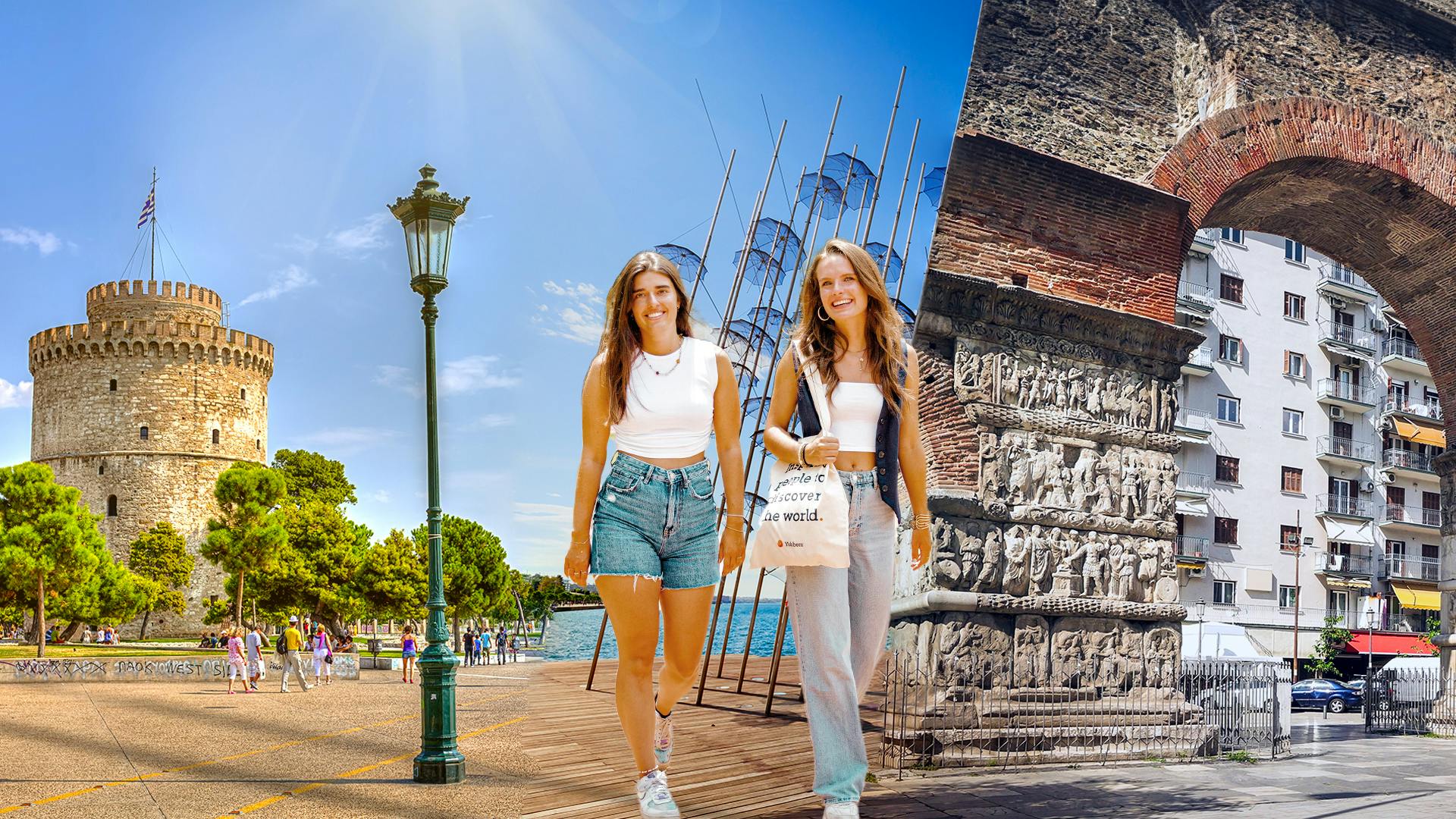 zwei Mädchen gehen neben dem Strand spazieren zwischen dem Meer und einer Stadt