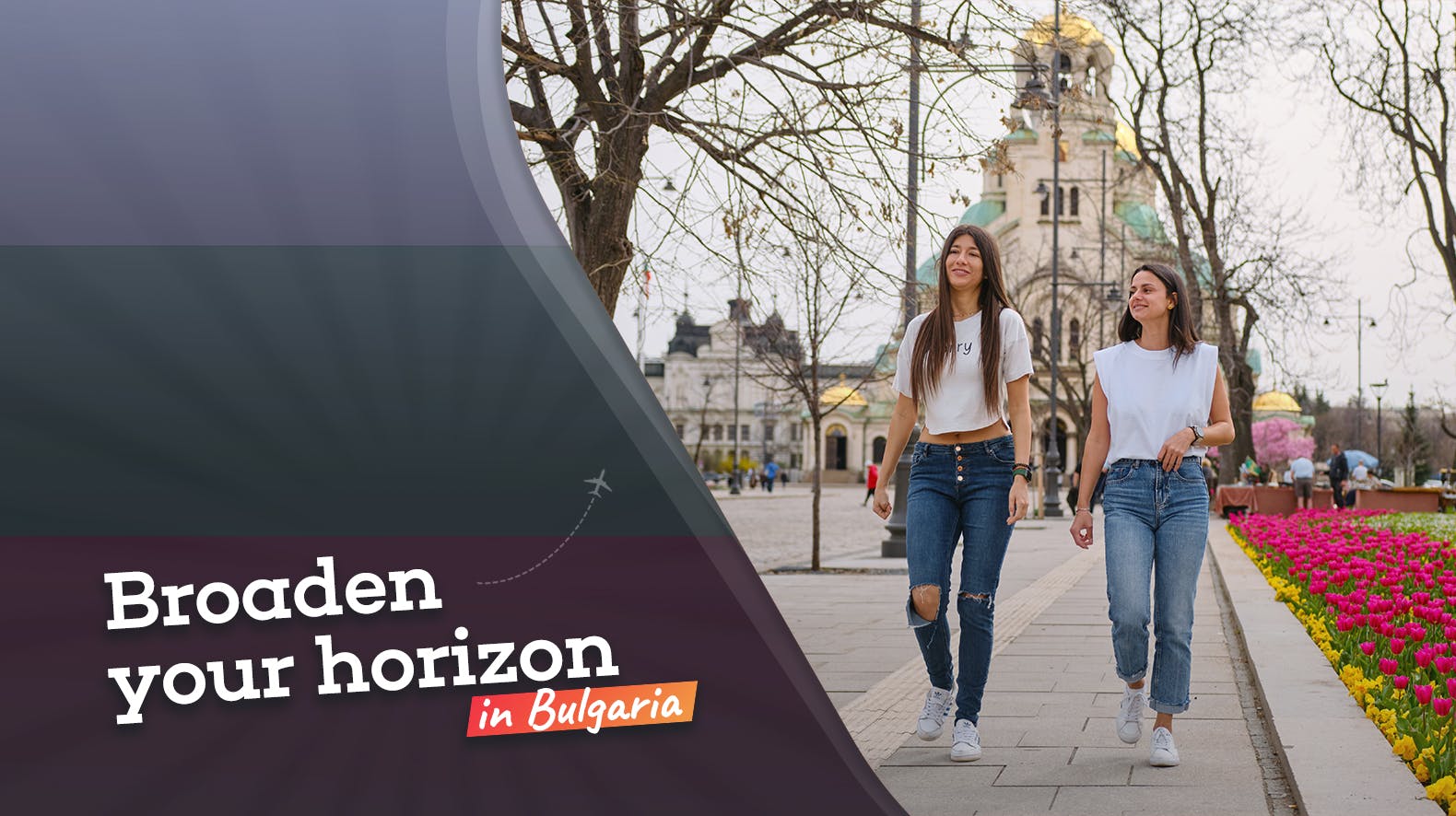 Twee meisjes lopend langs kleurrijke bloemen en op de achtergrond de kathedraal van Sofia met de de slogan 'Broaden your horizon in Bulgaria'