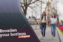 zwei Frauen spazieren in Bulgarien neben dem Slogan Broaden your horizon