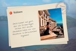 Postkarte mit einem Foto von einem Mädchen auf einem Balkon und daneben ein Text
