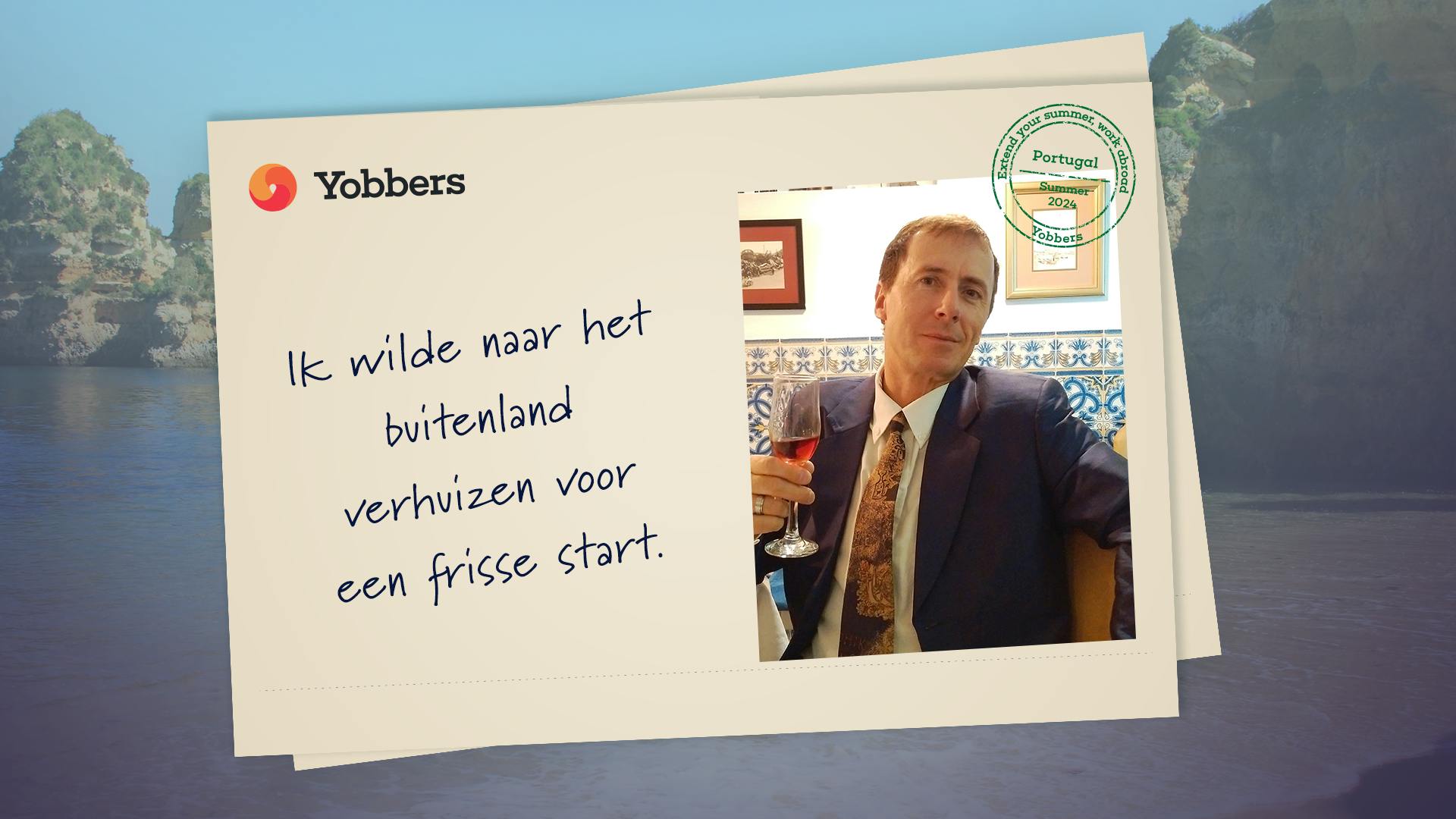 Ansichtkaart met een tekst en een foto van een man met een drankje in zijn hand met links het logo van Yobbers