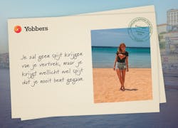 Ansichtkaart met een tekst en een foto van een meisje op een strand met links het logo van Yobbers en op de achtergrond de huisjes van Lissabon