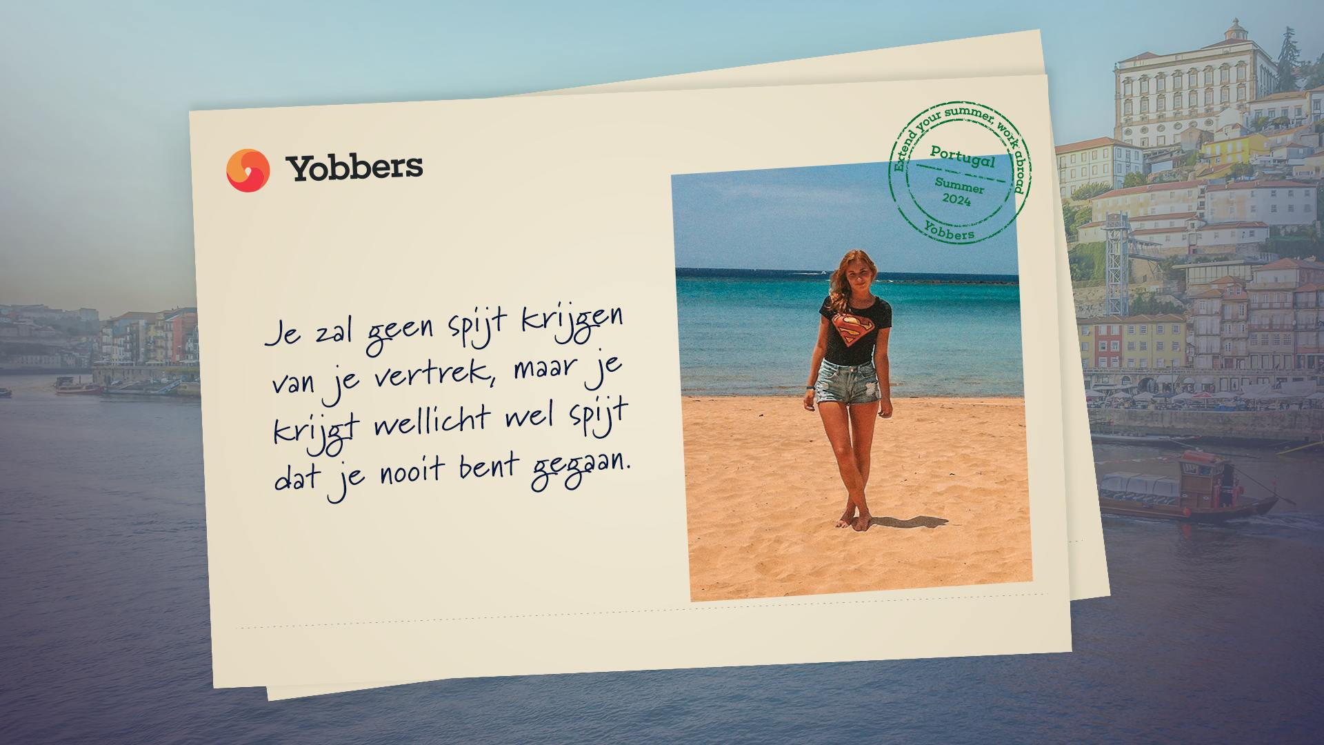 Ansichtkaart met een tekst en een foto van een meisje op een strand met links het logo van Yobbers en op de achtergrond de huisjes van Lissabon