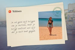 Ansichtkaart met een tekst en een foto van een meisje op een strand met links het logo van Yobbers en op de achtergrond de huisjes van Lissabon