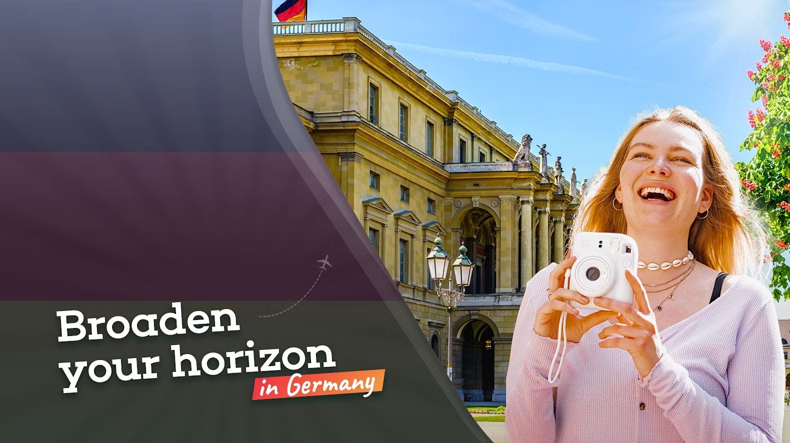mädchen mit einer polaroid kamera lacht vor dem slogan broaden your horizon