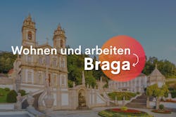 Slogan wohnen und arbeiten in Braga vor einem historischen Haus