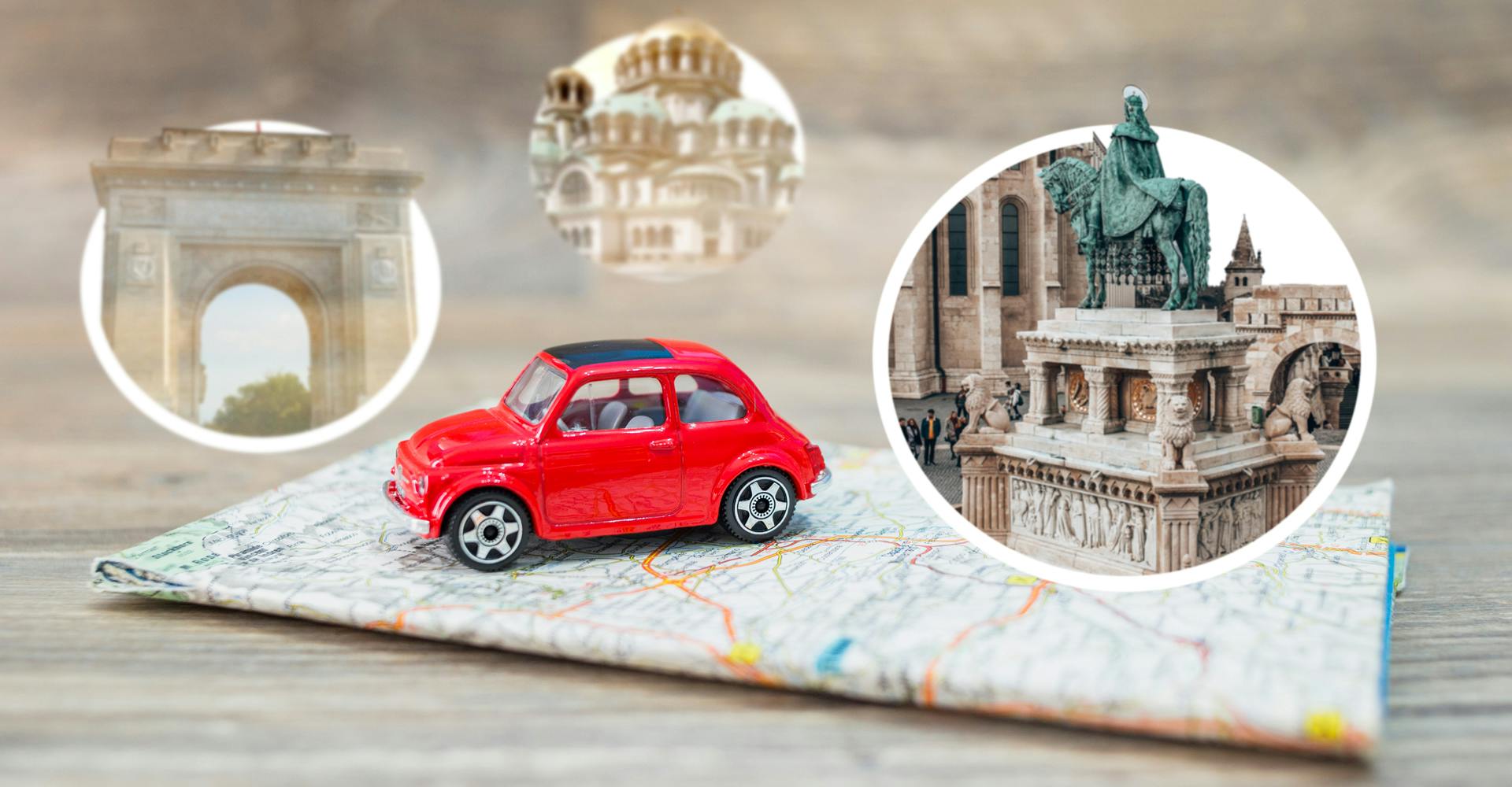 kleines rotes Auto steht auf einem Stadtplan neben kleinen Bildausschnitten von Statuen