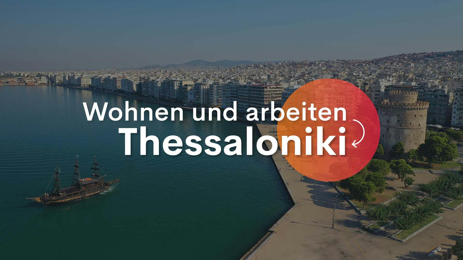 Slogan wohnen und arbeiten in Thessaloniki vor dem Meer und der Promenade in Thessaloniki