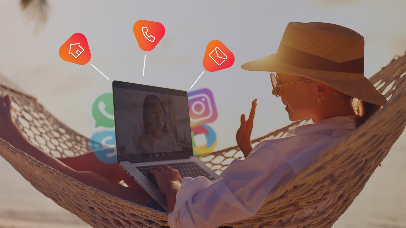 Man in hangmat met laptop aan het videobellen met icoontjes van populaire social media apps