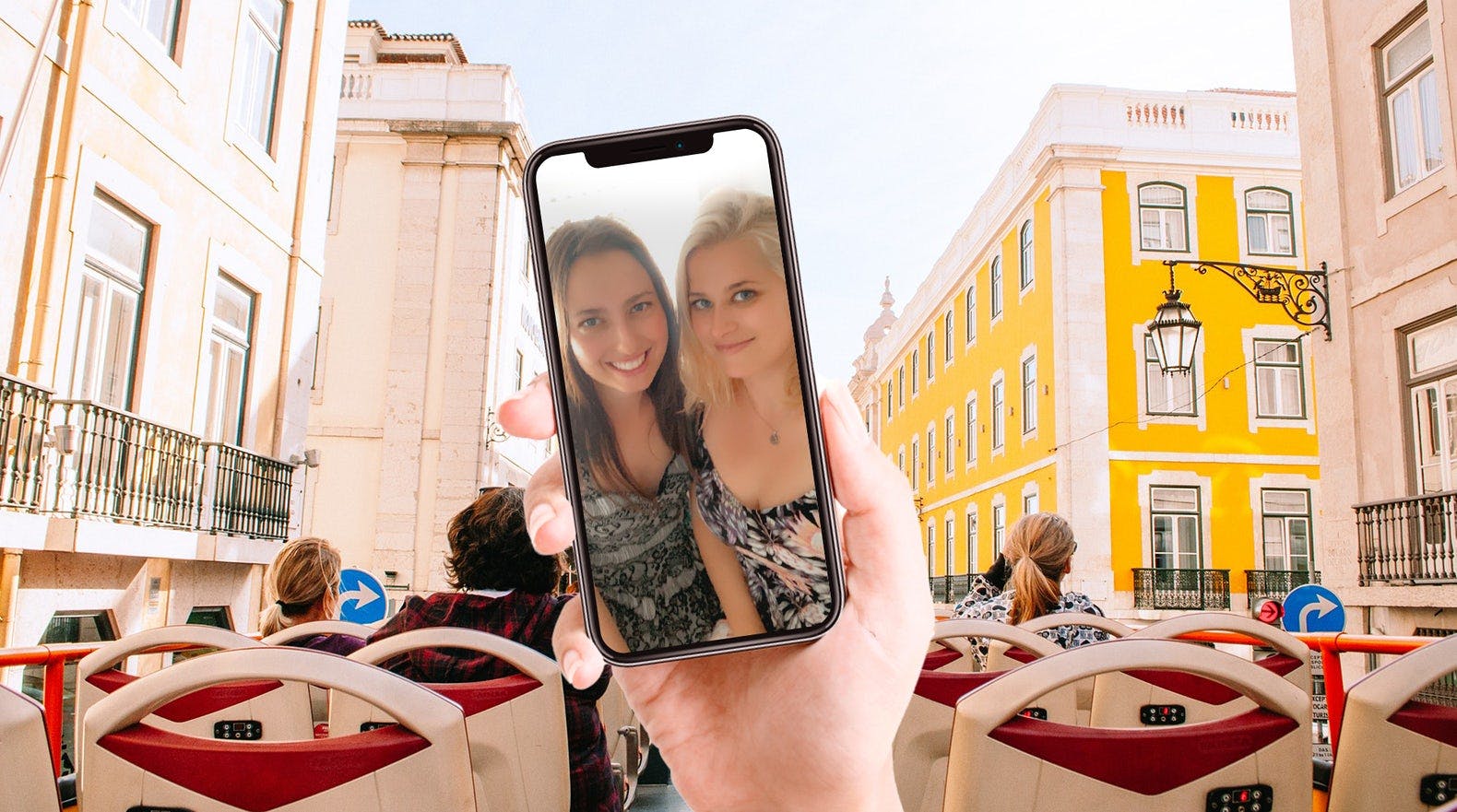 Smartphone mit Selfie von zwei Mädchen auf einem Bus