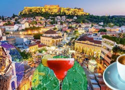 Kaffee, Cocktail und Eis vor einem Bild von Athen bei Nacht
