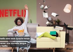Mann sitzt mit Popcorn auf einer Couch darüber das Netflix Logo und darunter Untertitel