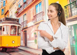 Mädchen mit einem Headset zeigt nach links zu einer gelben Tram in Portugal