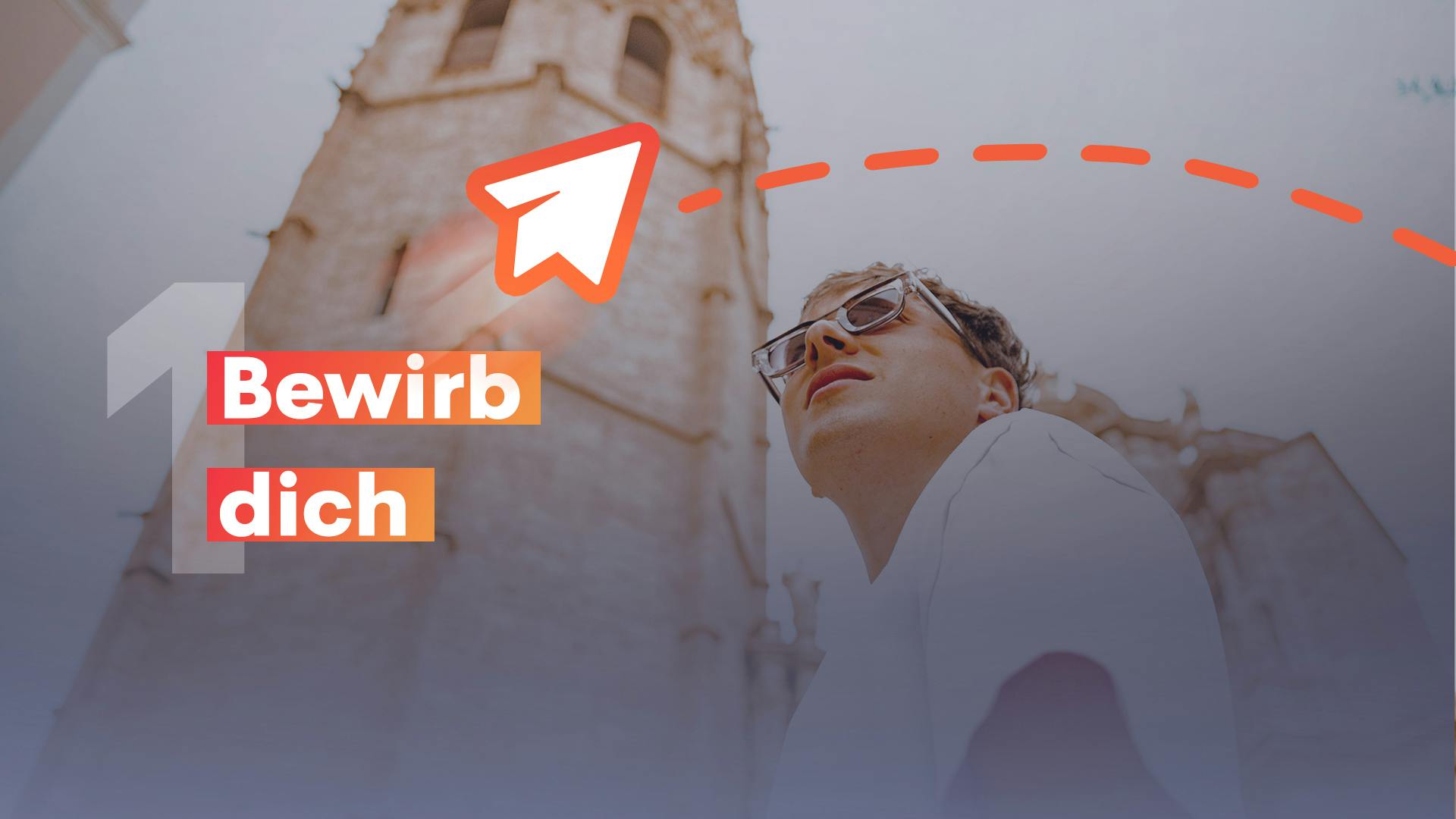 Mann mit Brille neben altem Gebäude und darüber der Slogan Bewirb dich