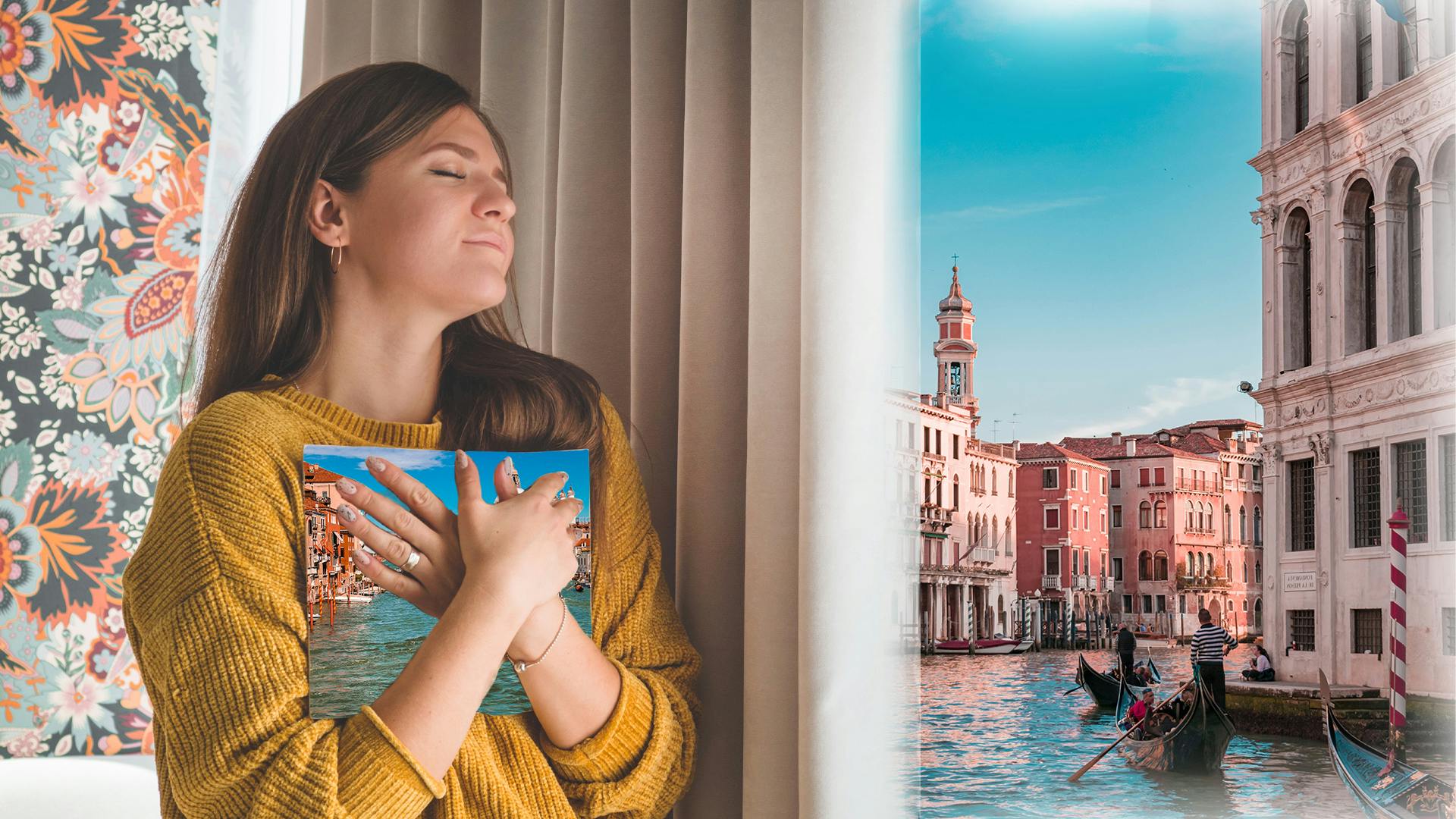 Frau mit einem Buch in der Hand neben einem Bild aus Venedig