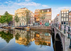 Häuser an einem Kanal in Amsterdam mit Fahrrädern