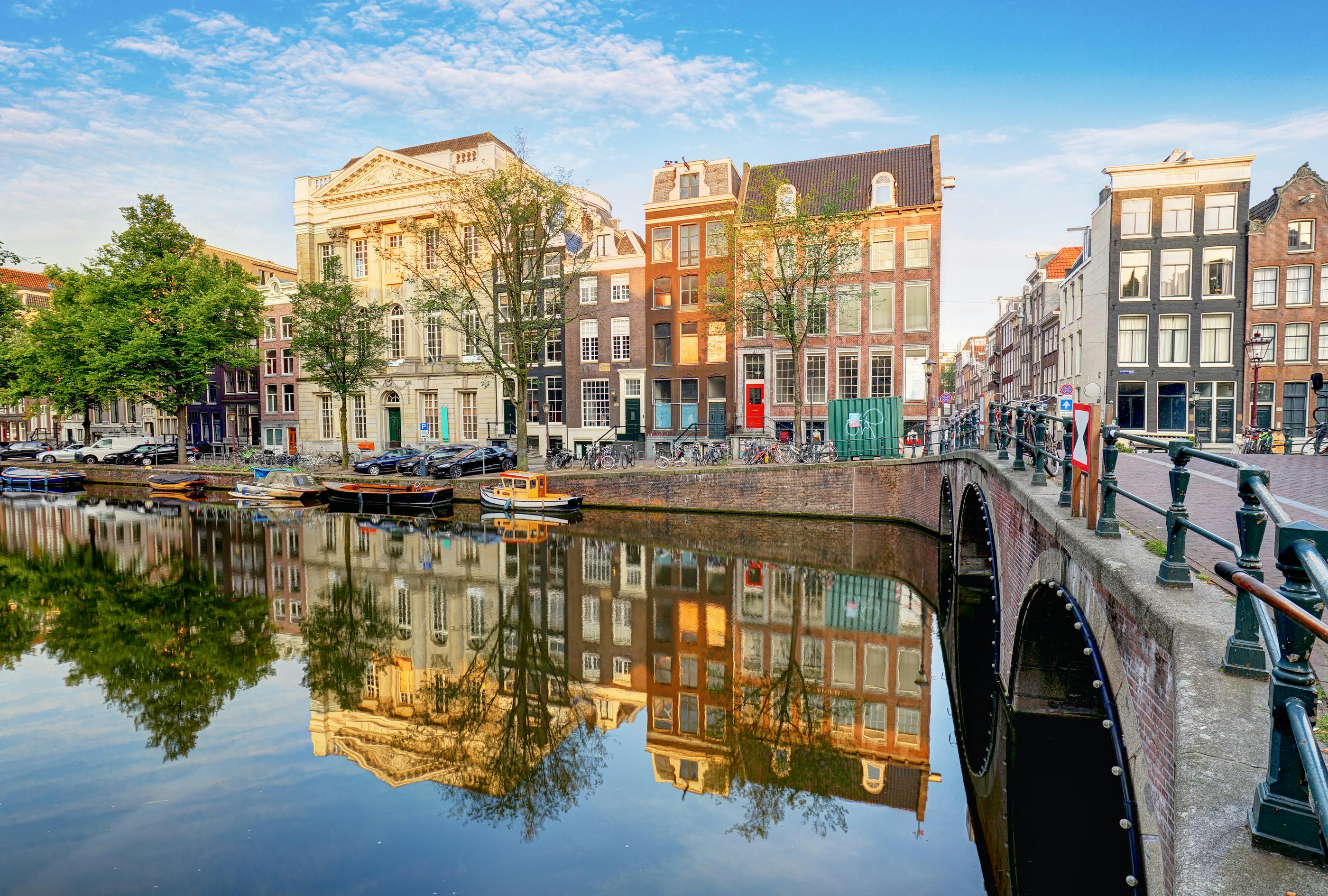 Häuser an einem Kanal in Amsterdam mit Fahrrädern