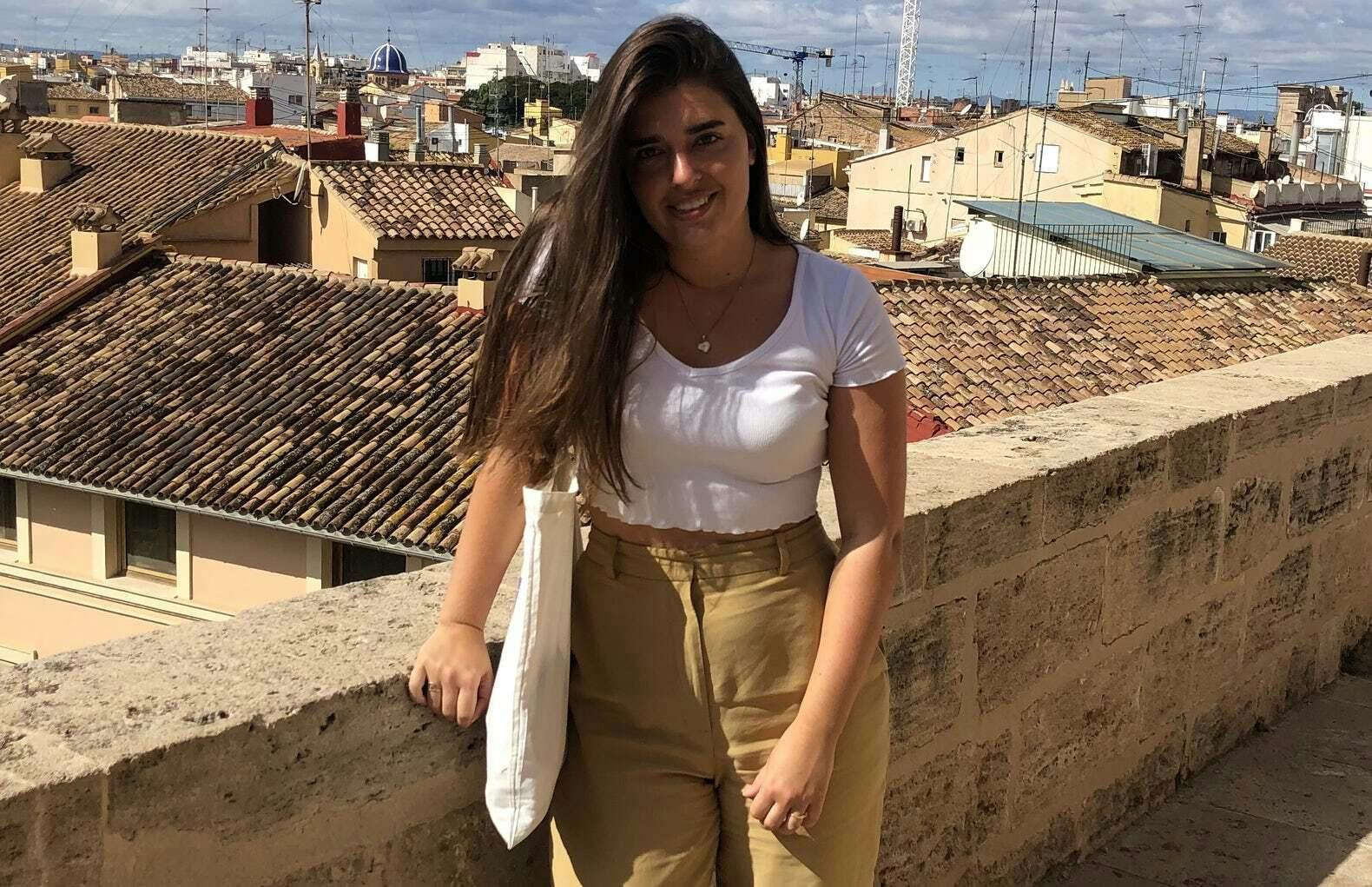 Mädchen steht in Valencia mit Blick auf die Stadt