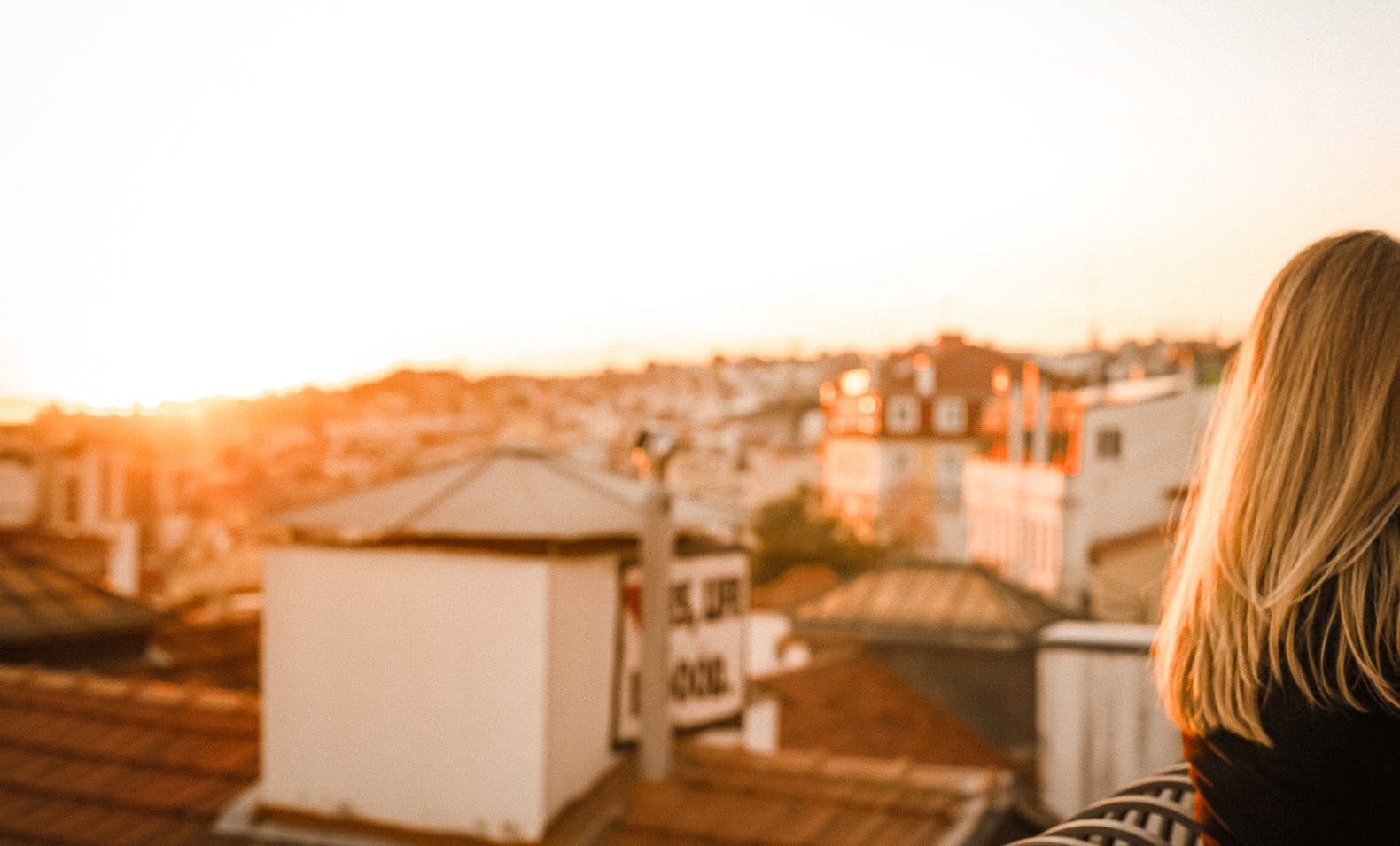 blondes Mädchen bei Sonnenuntergang