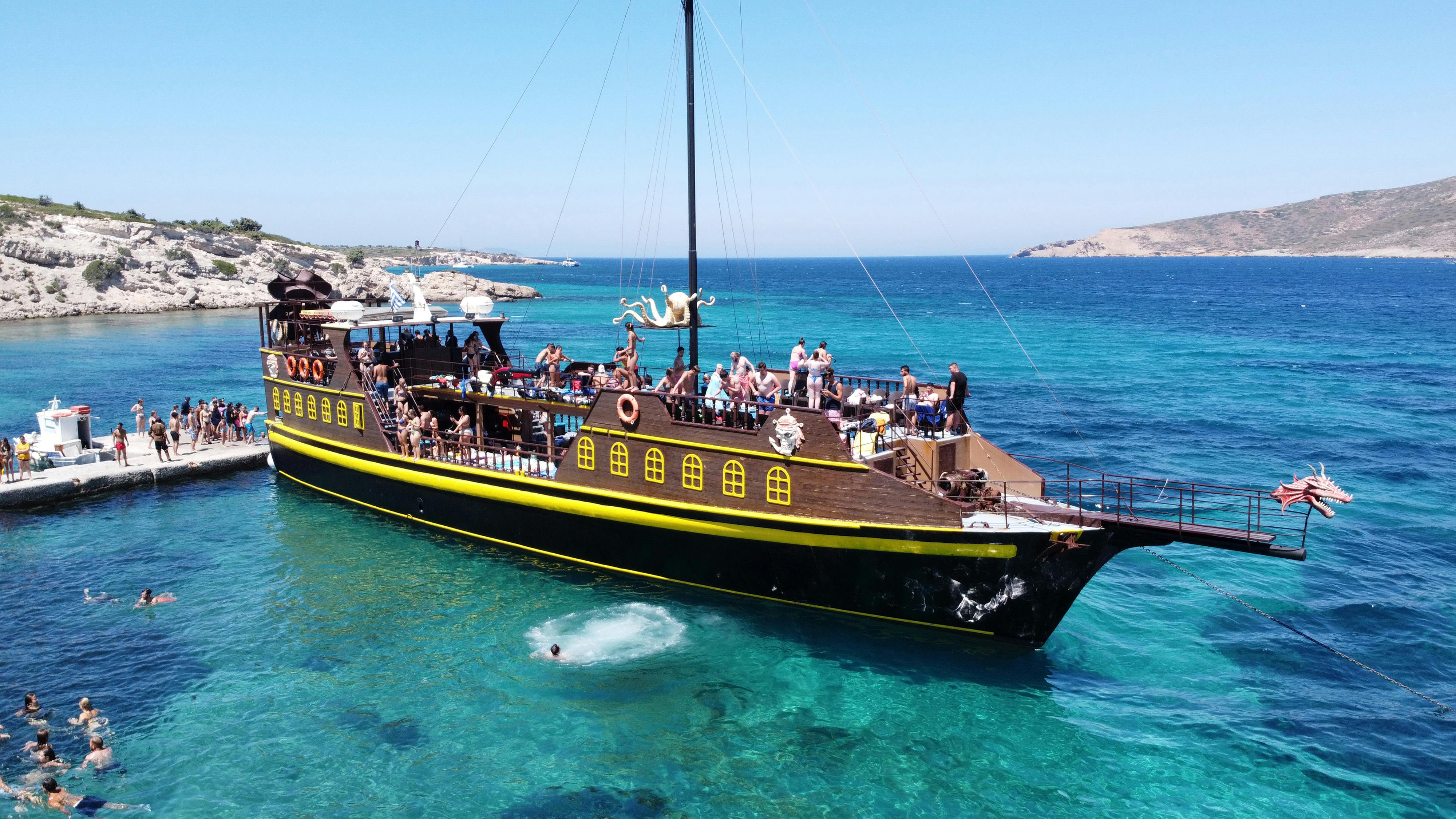 Piratenboot auf dem Meer