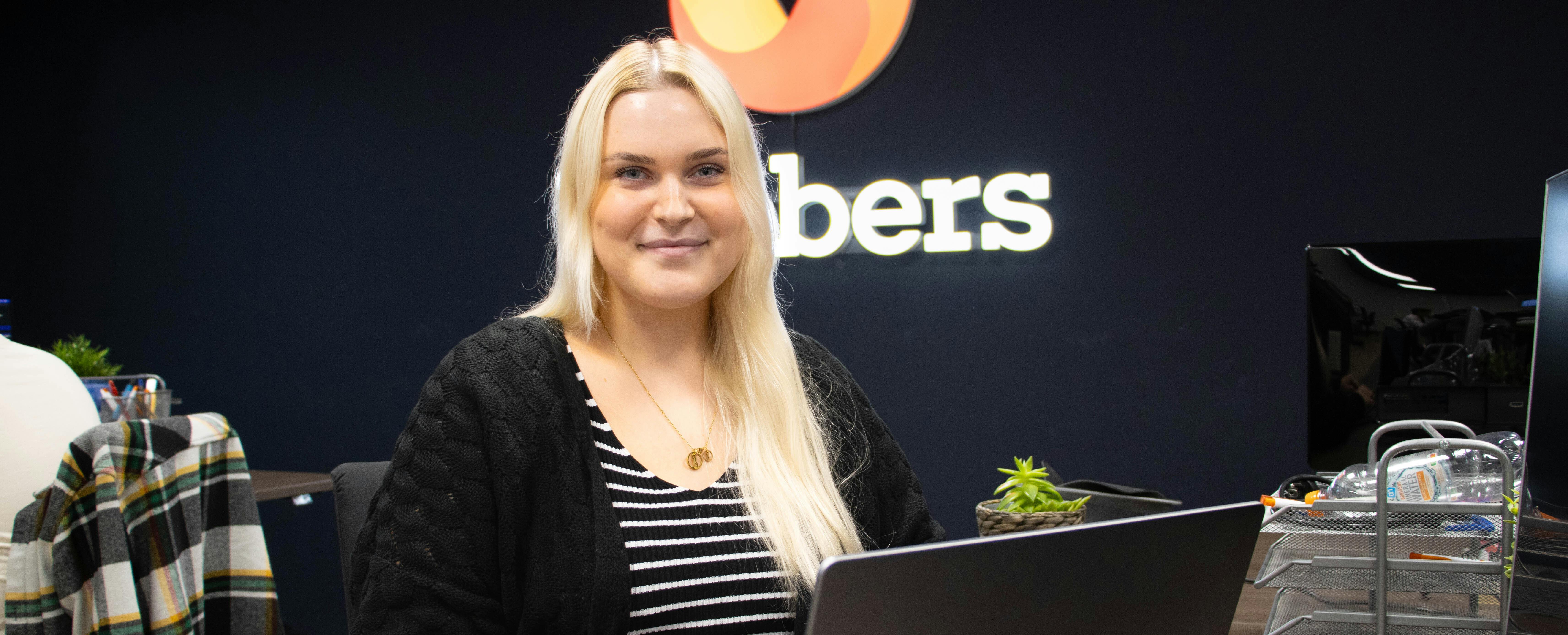 blonde Frau in einem Büro