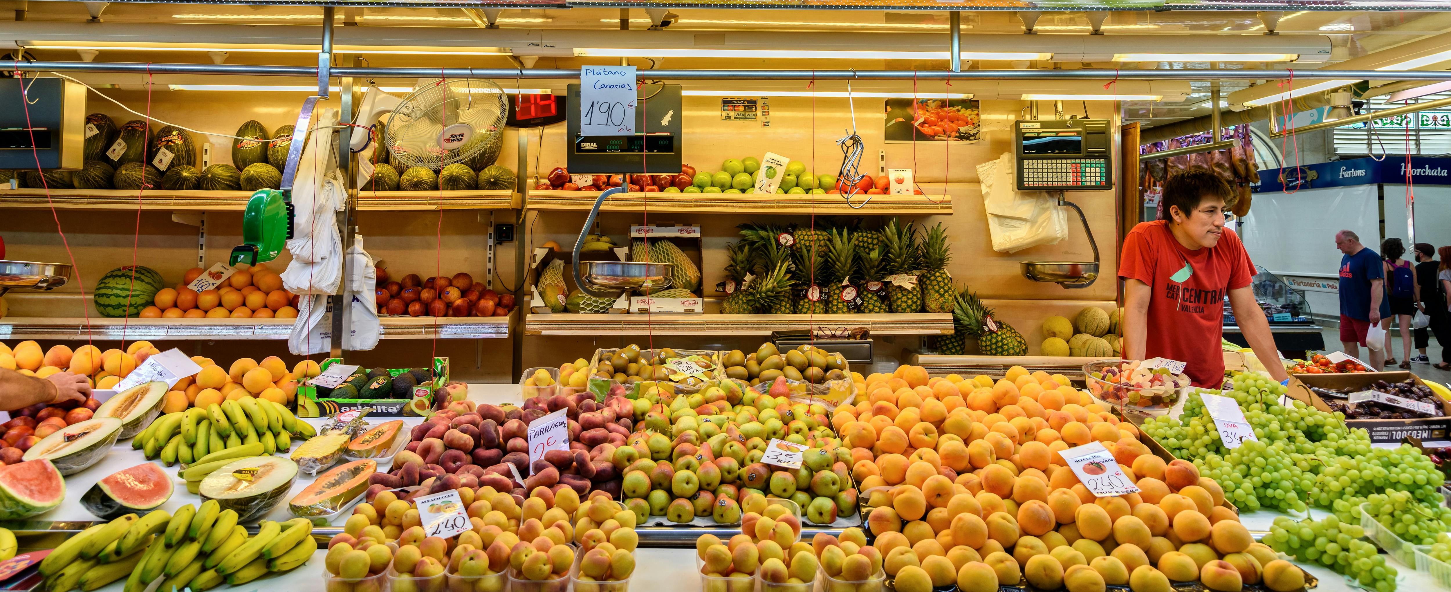 Fruitkraam waar onder andere de sinaasappels uit Valencia verkocht worden en ander divers fruit
