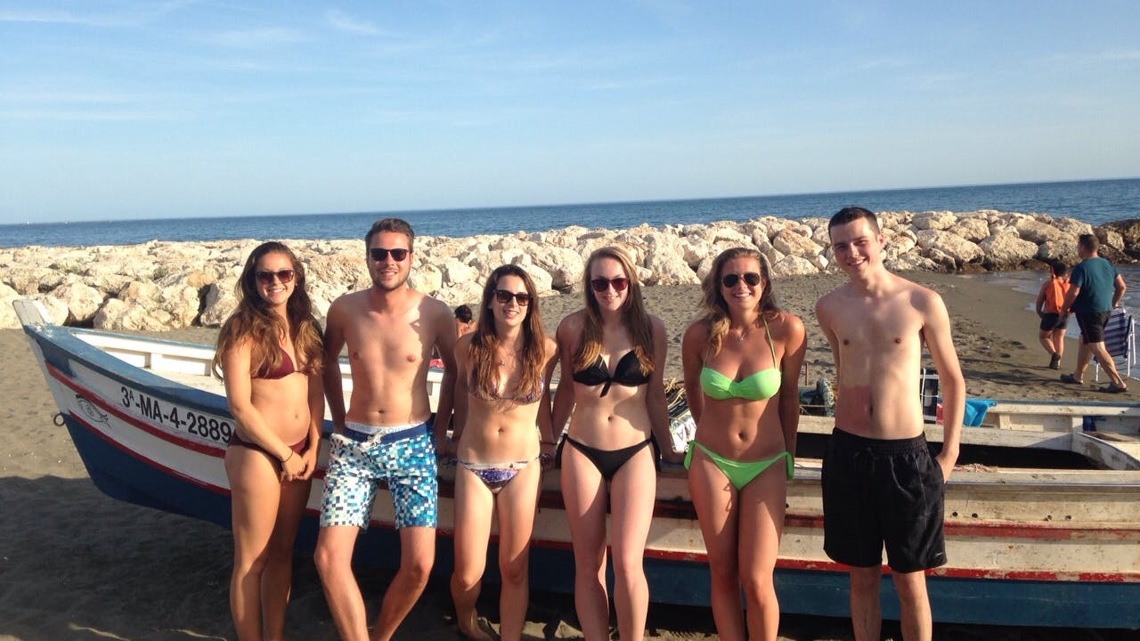 Freundesgruppe von Jungs und Mädchen am Strand