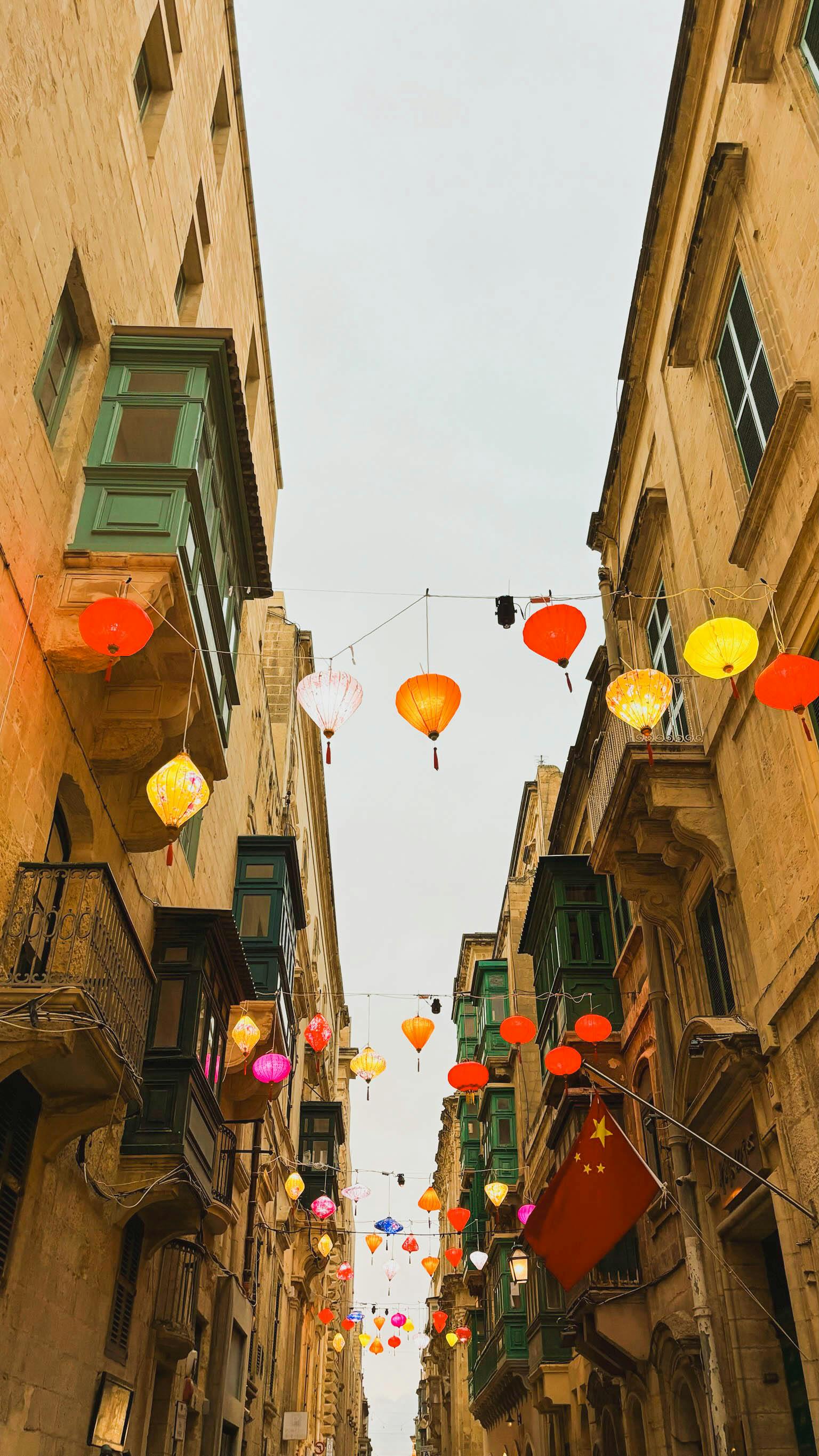 lichtgevende lampionnen in en straat met huisjes op Malta