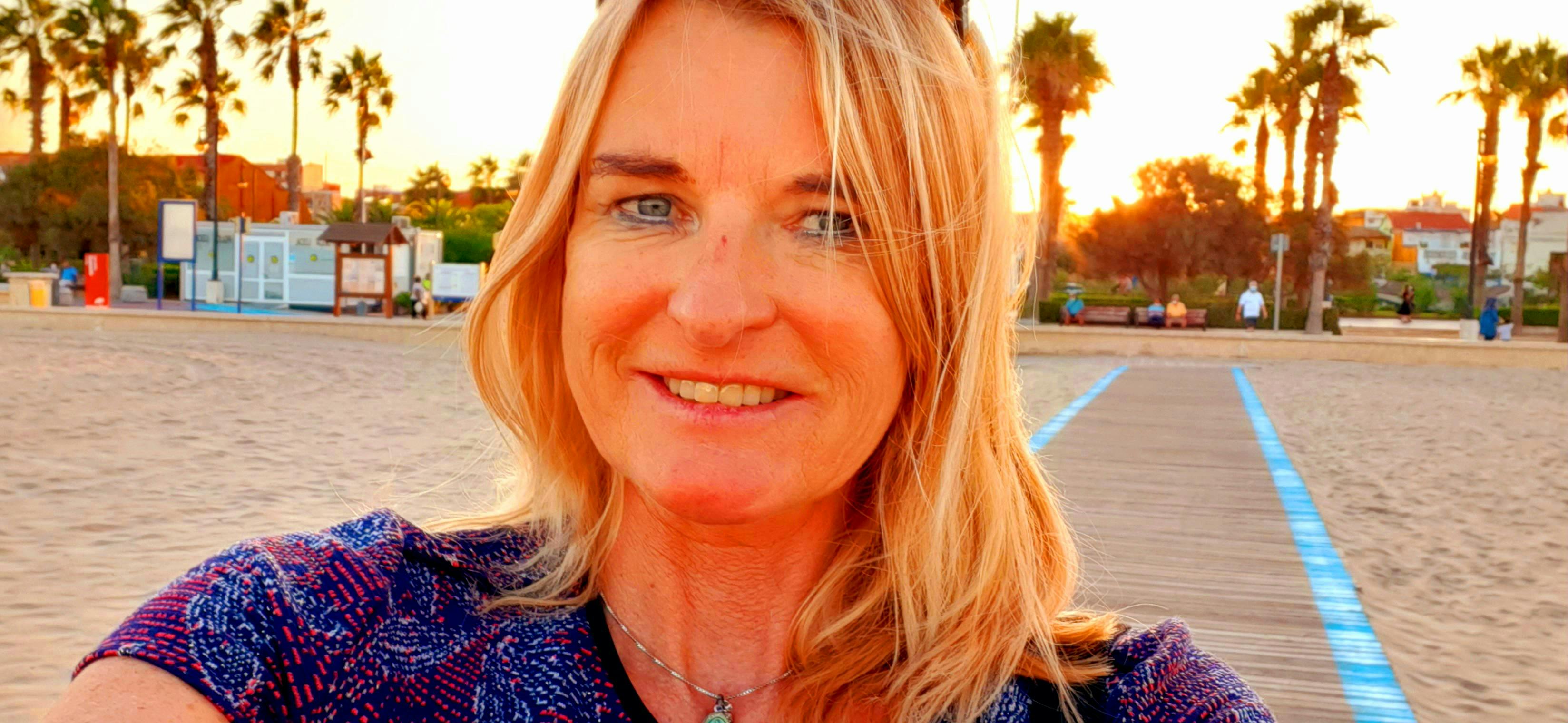 Frau am Strand bei Sonnenuntergang