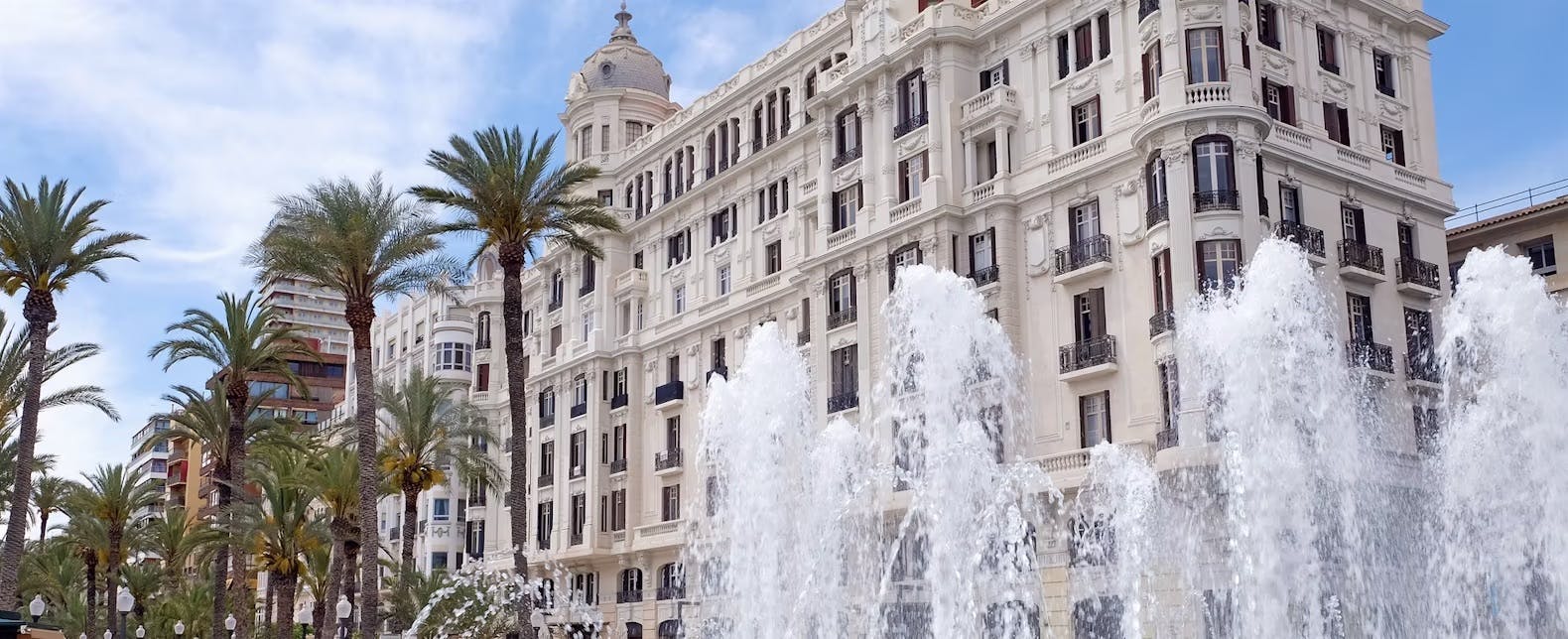 brunnen vor einem historischen gebäude in spanien