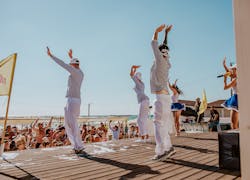 Lavora come personale di hotel in Grecia, Spagna, Maldive o Cipro