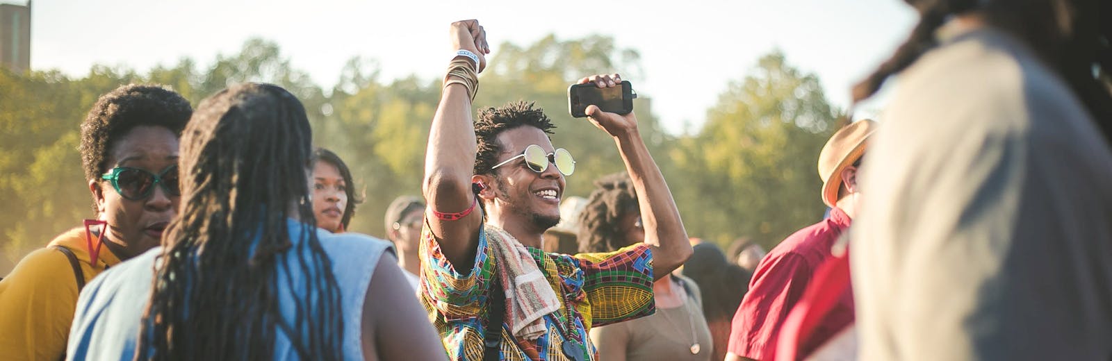 Vrijwilligerswerk op een multicultureel zomerfestival in Duitsland π