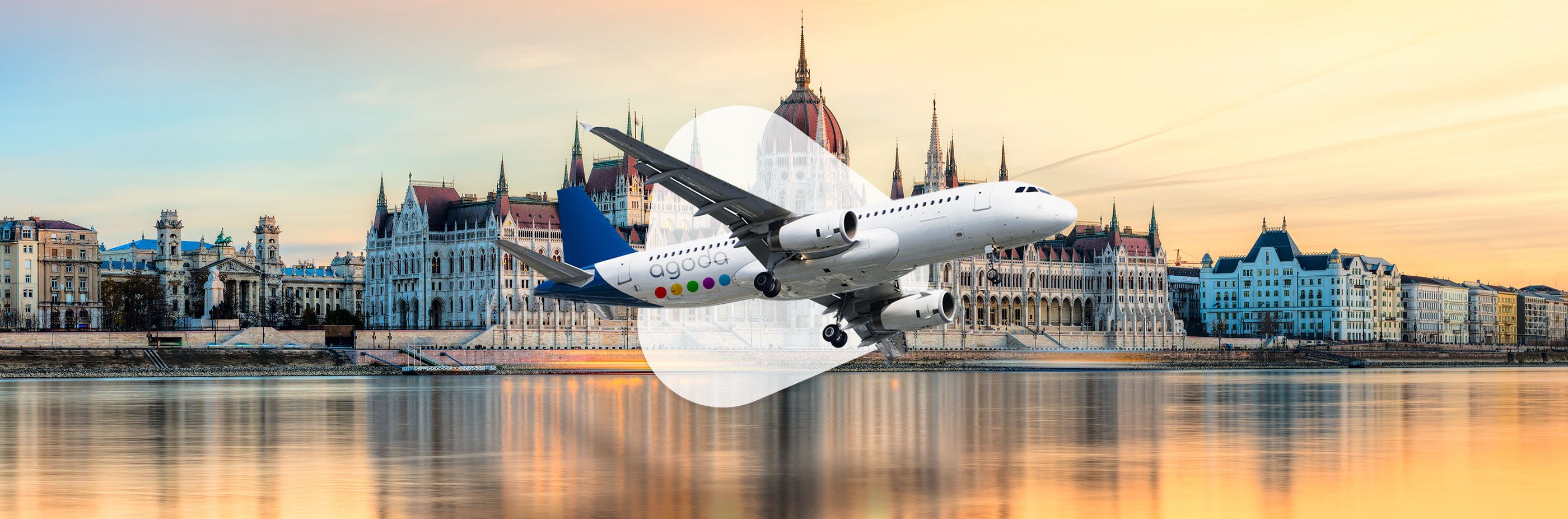 Agoda Flugzeug vor der Skyline in Budapest