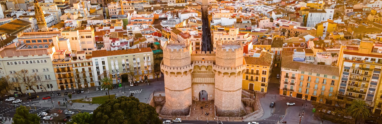 Drohnenaufnahme der Stadt Valencia bei Sonnenuntergang